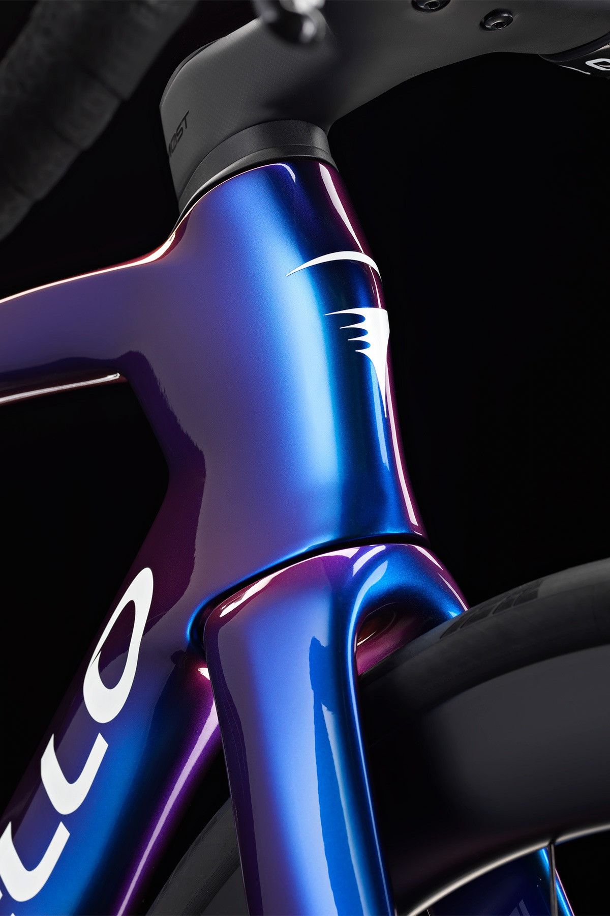 Асимметричная рама Pinarello — вид на рулевую колонку